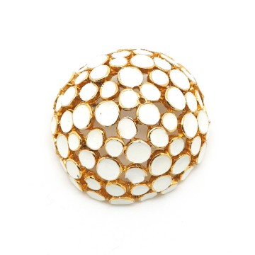 Domed goldtone white enamelled brooch - Bliinkt