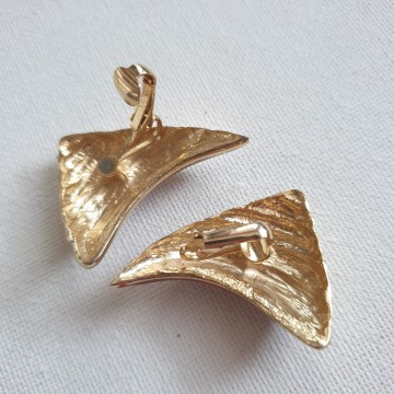 Boomerang shaped goldtone earrings with rusty brown marbled enamel