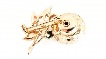 Broche. Goudkleurige bloem met een grote heldere babyblauw turquoise glasssteen 50's 60's achterkant