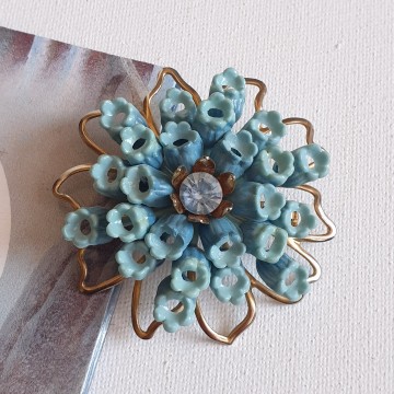 Broche met lichtblauwe bloemetjes