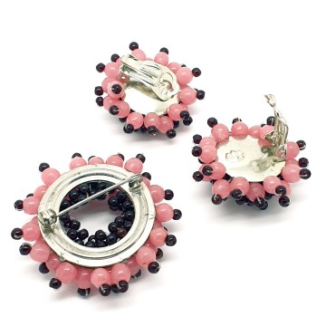 Brooch and earring set made of pink and dark red beads - Bliinkt