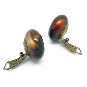 Brown marbled round plastic earrings with brown rhinestones - Bliinkt