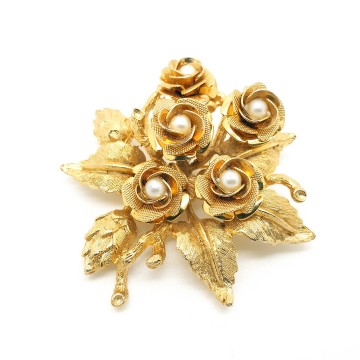 Brushed goldtone flower brooch with roses with faux pearl center - Bliinkt