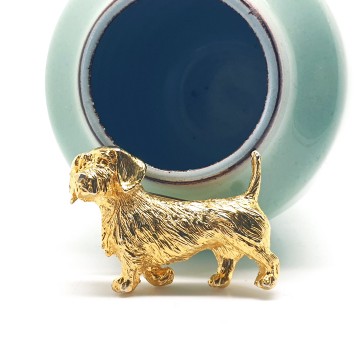 Cabouchon   goudkleurige teckel broche   bliinkt