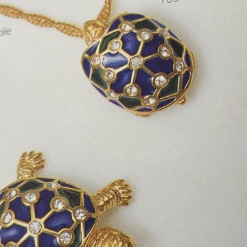 Cabouchon - 90s turtle pendant with green blue enamel and clear rhinestones - Bliinkt