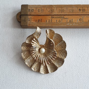Capri goldtone circle brooch with pearl size