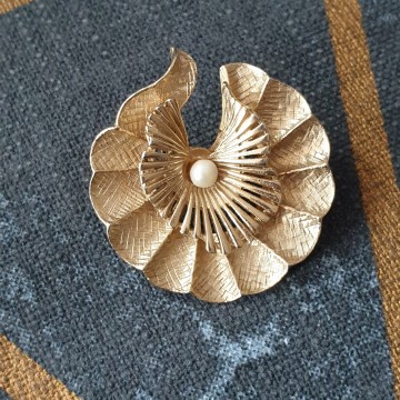 Capri goudkleurige circelbroche met parel