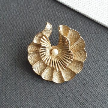 Capri round goldtone brooch with pearl