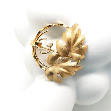 C.R. Co 12k G.F. leaf brooch with faux pearl - Bliinkt