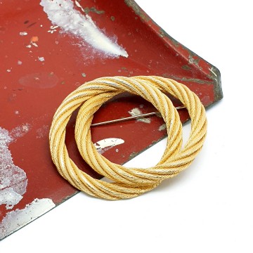 Christian Dior goldtone brooch of two interwoven circles - Bliinkt