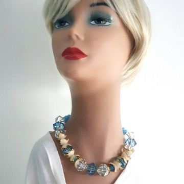 Chunky 'golden oldies' necklace with blue and white facetted plastic beads - Bliinkt