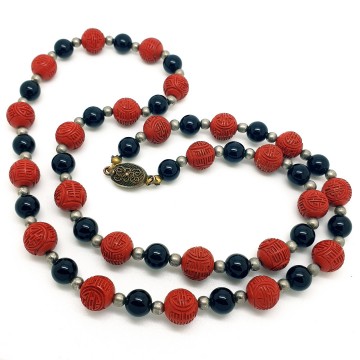Red cinnabar and chinese lacquer necklace with black and silvertone beads - Bliinkt