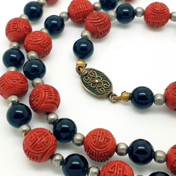 Red cinnabar and chinese lacquer necklace with black and silvertone beads - Bliinkt