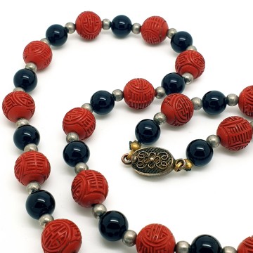 Red cinnabar and chinese lacquer necklace with black and silvertone beads - Bliinkt