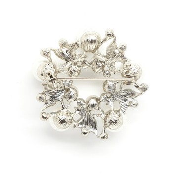 Zilverkleurige broche met faux parels en wit geëmailleerde blaadjes