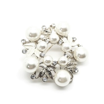 Zilverkleurige broche met faux parels en wit geëmailleerde blaadjes
