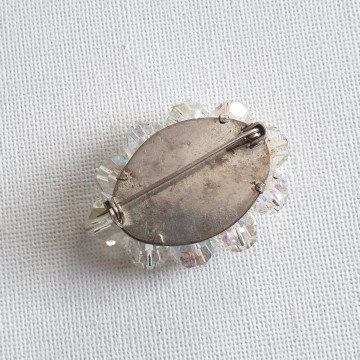 Heldere glaskralenbroche met aurora borealisgloed - Bliinkt