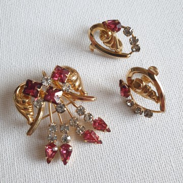 CM 1/20 12KT goldfilled 'angel wings' brooch, pendant, earring set with 'Schiaparelli pink' rhinestones