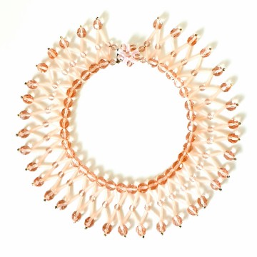 'Collar' ketting met drie rijen oudroze gefacetteerde ronde glaskralen met daartussen langwerpige plastic kralen