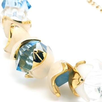 Chunky 'golden oldies' necklace with blue and white facetted plastic beads - BliinktChunky 'golden oldies' necklace with blue and white facetted plastic beads - Bliinkt