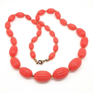 Coral red long necklace with ribbed plastic beads - Bliinkt