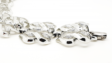 Coro zilverkleurige brede armband met hartvormige schakels 3