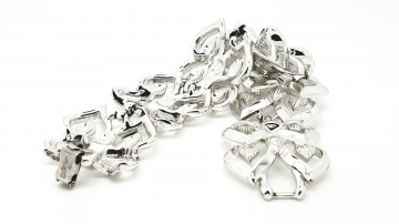 Coro zilverkleurige brede armband met hartvormige schakels signed