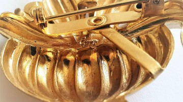 Coro goudkleurige broche in de vorm van een bloemenmandje