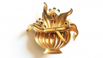 Coro goudkleurige broche in de vorm van een bloemenmandje