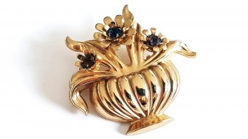 Coro goudkleurige broche in de vorm van een bloemenmandje