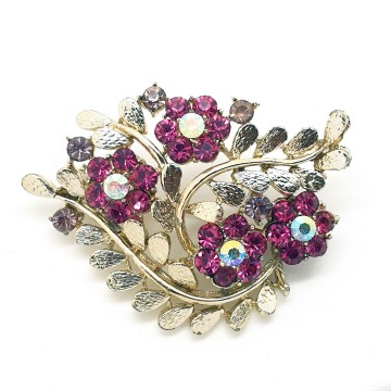 Coro - brooch with 'Schiaparelli pink' flowers - Bliinkt