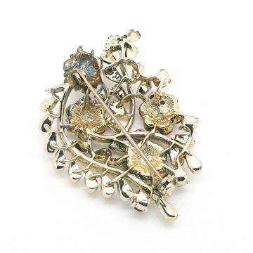 Coro - brooch with 'Schiaparelli pink' flowers - Bliinkt