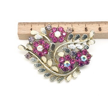 Coro - brooch with 'Schiaparelli pink' flowers - Bliinkt
