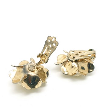 Coro goldtone cream plastic rose earrings - Bliinkt