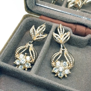 Coro - goldtone dangle earrings with a clear rhinestone flower - Bliinkt