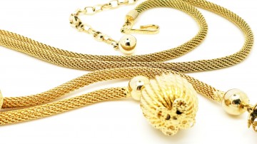 Coro goudkleurige lariatketting closeup