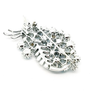 Coro - leaf shaped silvertone brooch with aurora borealis - Bliinkt