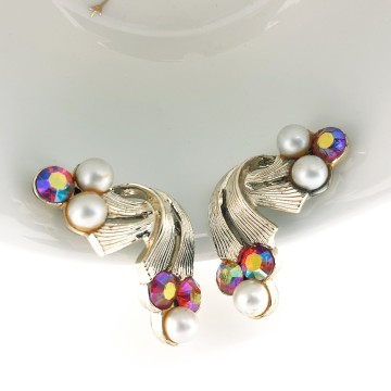 Coro - light goldtone 40s 50s earrings with faux pearls and red aurora borealis rhinestones - Bliinkt