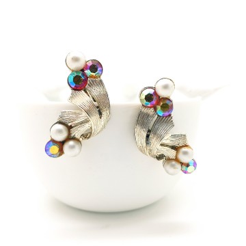 Coro - light goldtone 40s 50s earrings with faux pearls and red aurora borealis rhinestones - Bliinkt