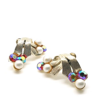 Coro - light goldtone 40s 50s earrings with faux pearls and red aurora borealis rhinestones - Bliinkt