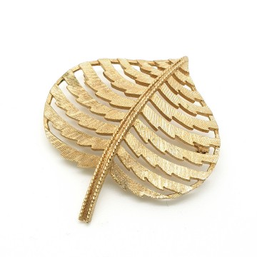 Corocraft - goldtone leaf brooch - Bliinkt