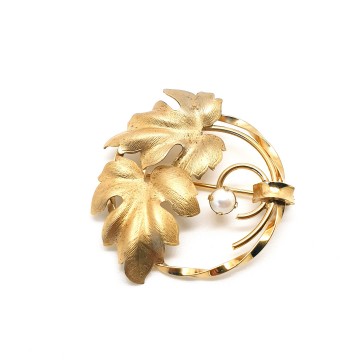 C.R. Co 12k G.F. leaf brooch with faux pearl - Bliinkt