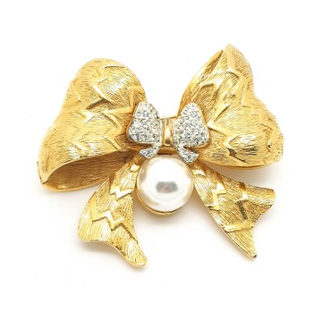 Craft - goldtone bow brooch with faux pearl and clear rhinestones - Bliinkt