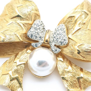 Craft - goldtone bow brooch with faux pearl and clear rhinestones - Bliinkt
