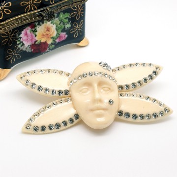 Lucite 20s flapper girl brooch with rhinestones - Bliinkt