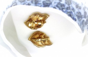 Crown trifari geborstelde gouden fakkelvormige clips oorbellen achterkant