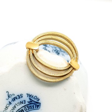 Crown Trifari - ribbed goldtone circle brooch - Bliinkt