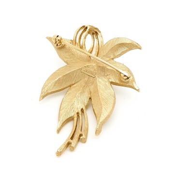 Crown trifari goldtone leaf brooch signed