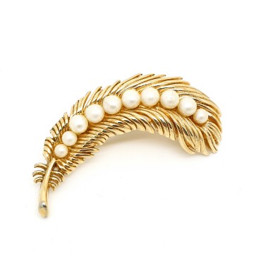 Crown trifari goldtone leaf brooch with faux pearls