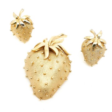 Crown trifari goldtone strawberry set brooch and earrings